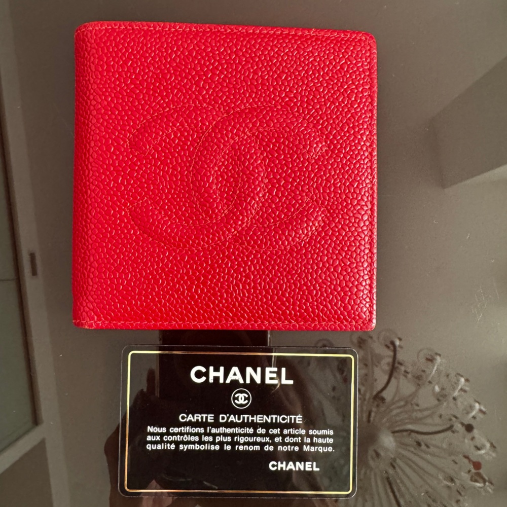 LOT 1294 CHANEL vintage caviar leather lucky wallet
